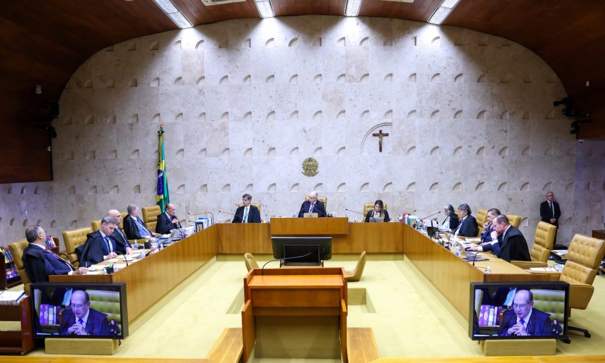 Ministros no plenário do STF durante o julgamento sobre penduricalhos