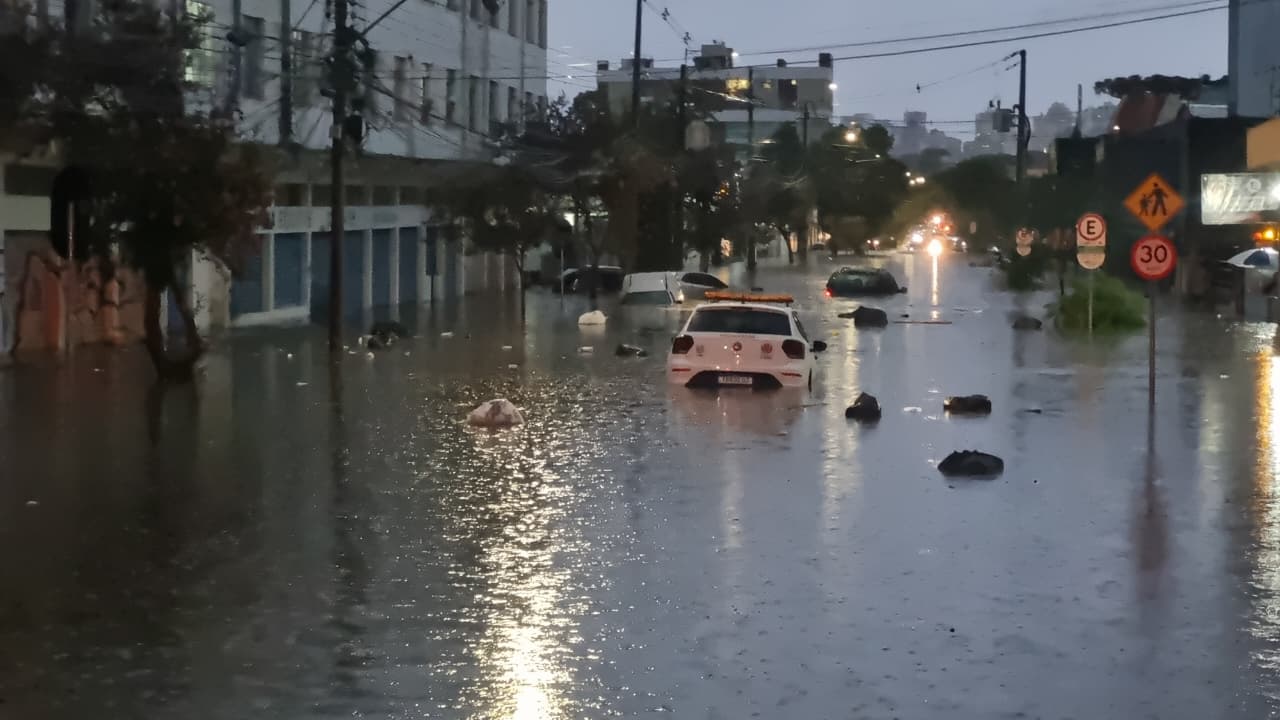 Alagamento registrado após chuva forte em Curitiba