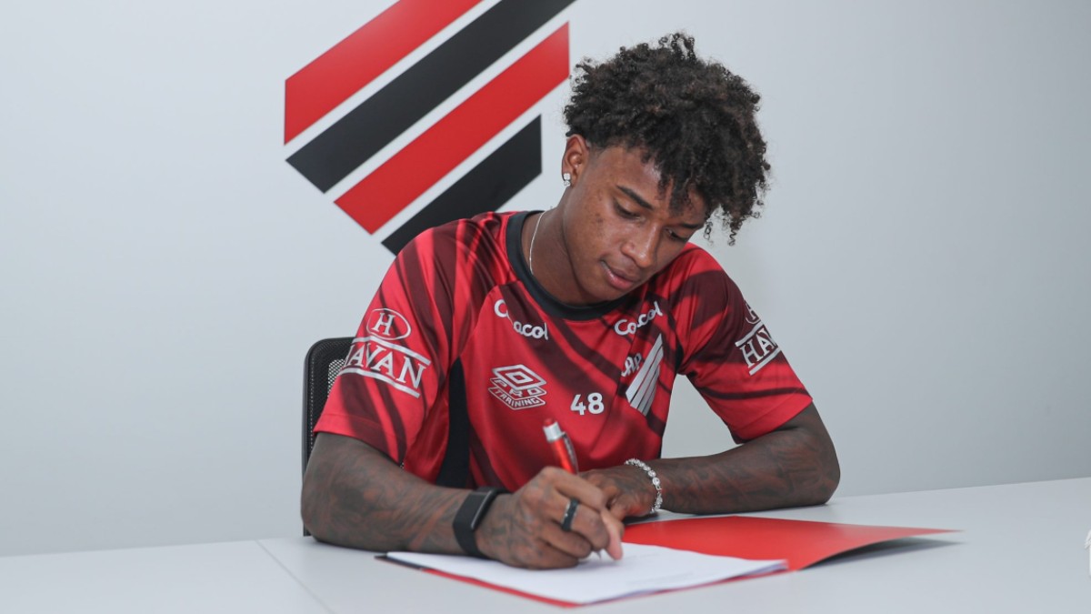 Bruninho assinou um aditivo contratual que aumentou o seu salário e a multa para tirá-lo do Athletico. Foto: Luis Miguel Ferreira/Athletico