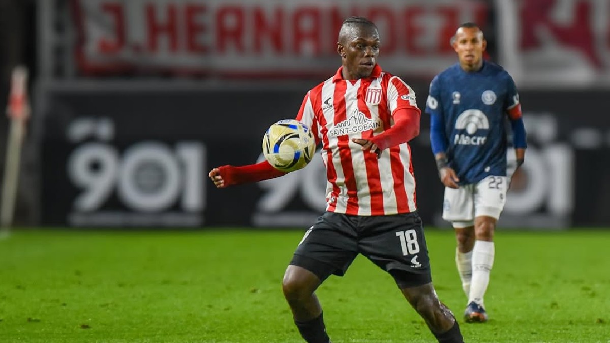 Cetré, que viria ao Athletico, em ação pelo Estudiantes