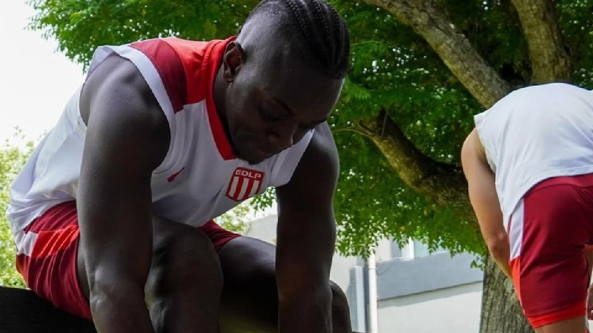Cetré, que quase acertou com o Athletico, em treino do Estudiantes