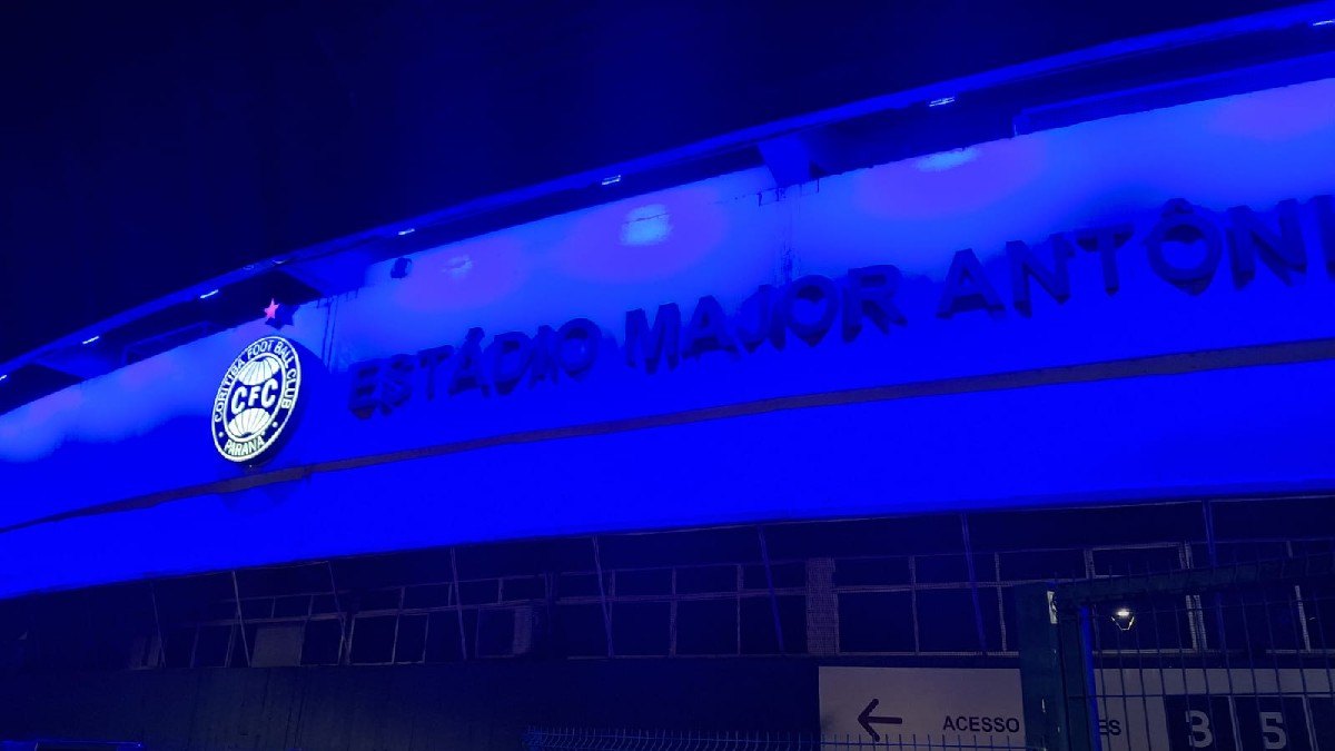 Couto Pereira, estádio do Coritiba, iluminado de azul