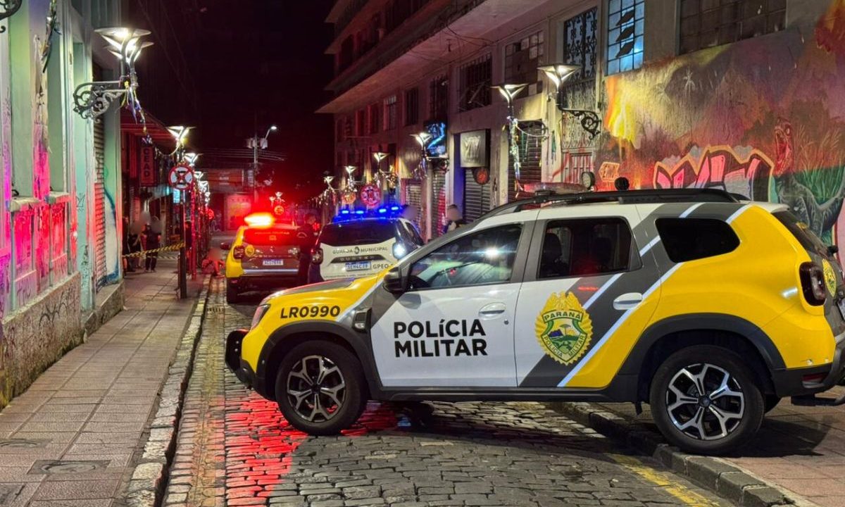foto de viaturas da polícia e guarda municipal no local onde o dono do bar matou o cliente