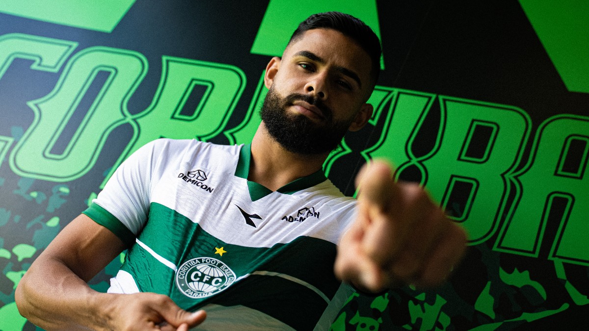 Felipe Jonatan posa com a camisa do Coritiba