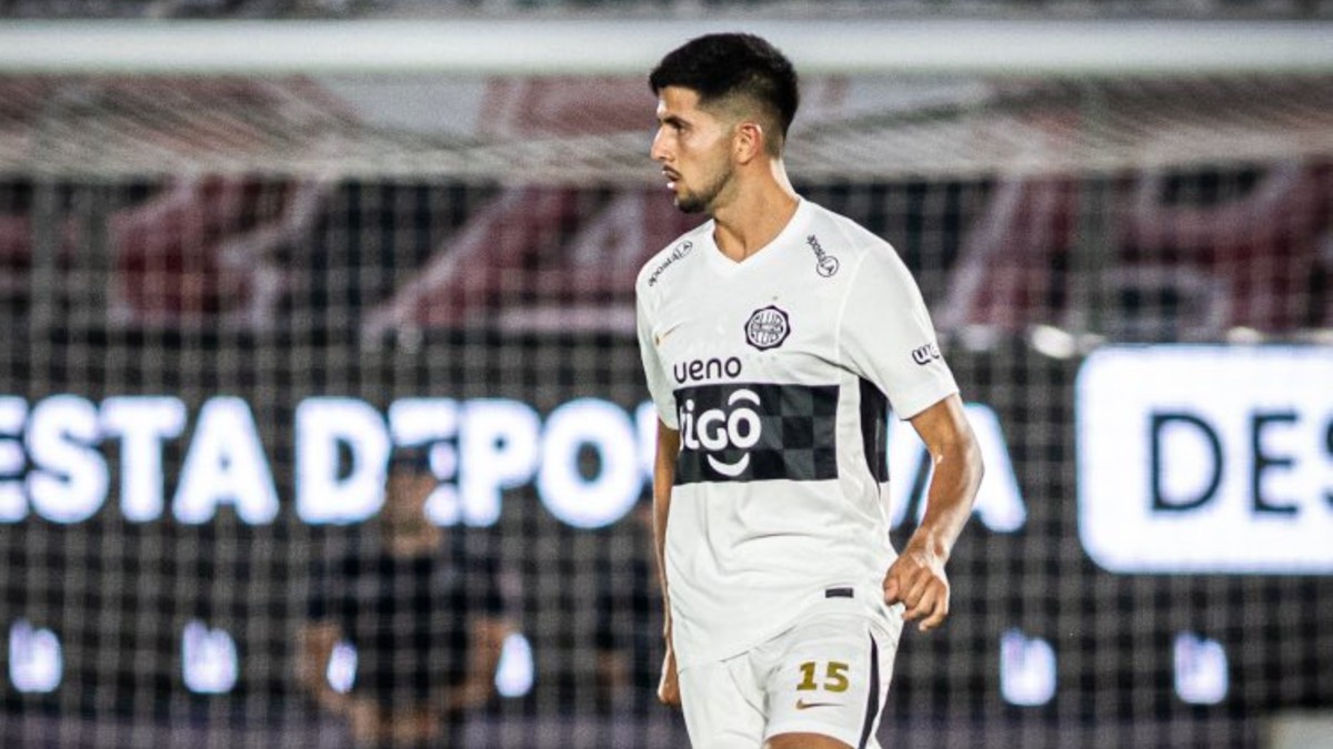 Gamarra, zagueiro que pertence ao Athletico, em ação pelo Olimpia