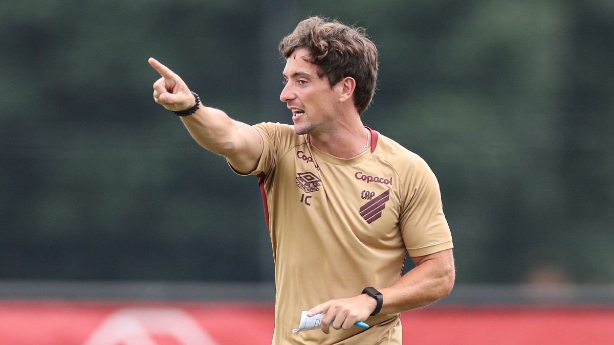 João Correia comanda treino do Athletico no CT do Caju