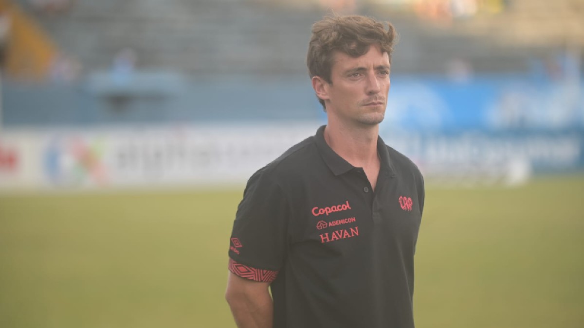 João Correia, técnico do aspirantes do Athletico no jogo contra o Londrina