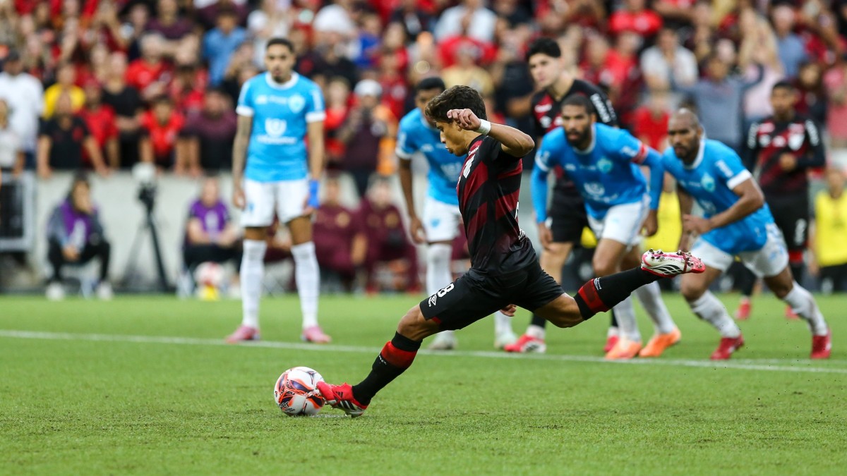 João Cruz perde pênalti em Athletico x Londrina