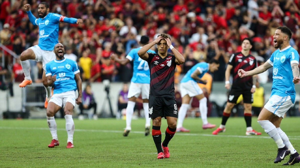 João Cruz lamenta pênalti perdido em Athletico x Londrina