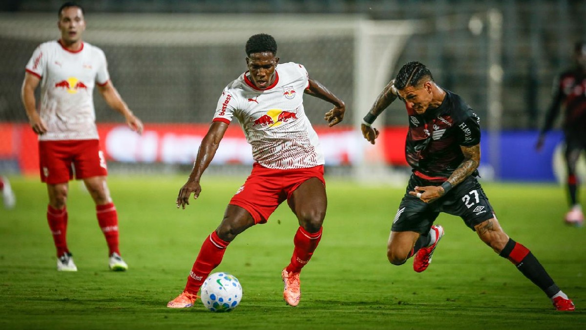 Lance de Red Bull Bragantino x Athletico, pelo Brasileirão
