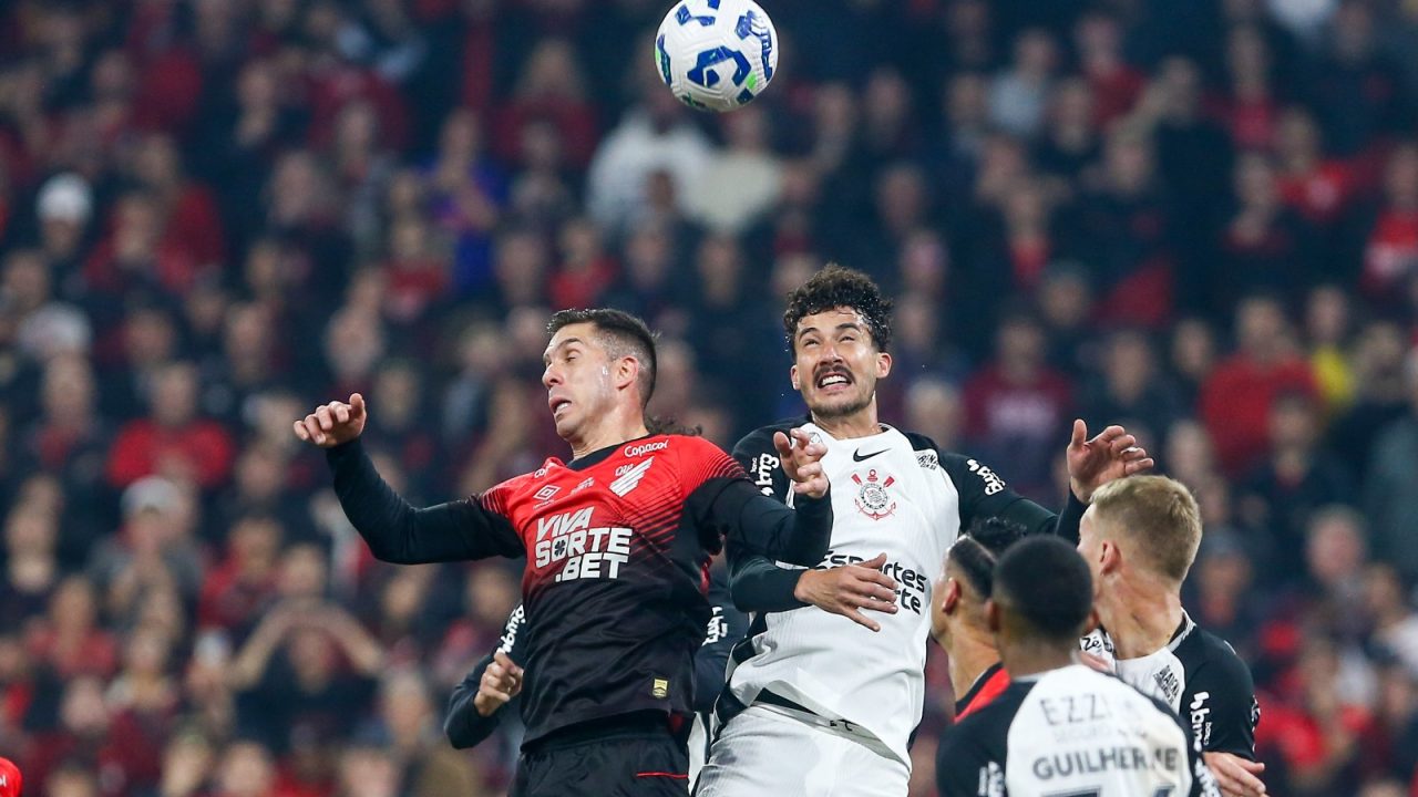 Lance de Athletico x Corinthians, pela Copa do Brasil