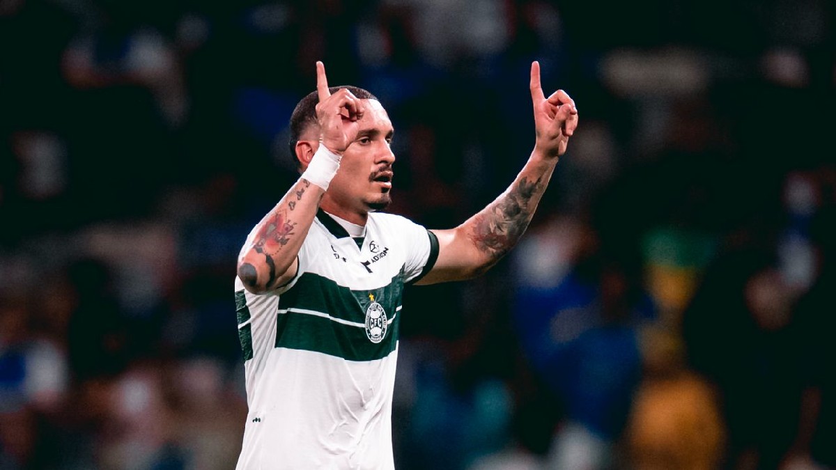 Maicon, zagueiro do Coritiba em jogo contra o Cruzeiro