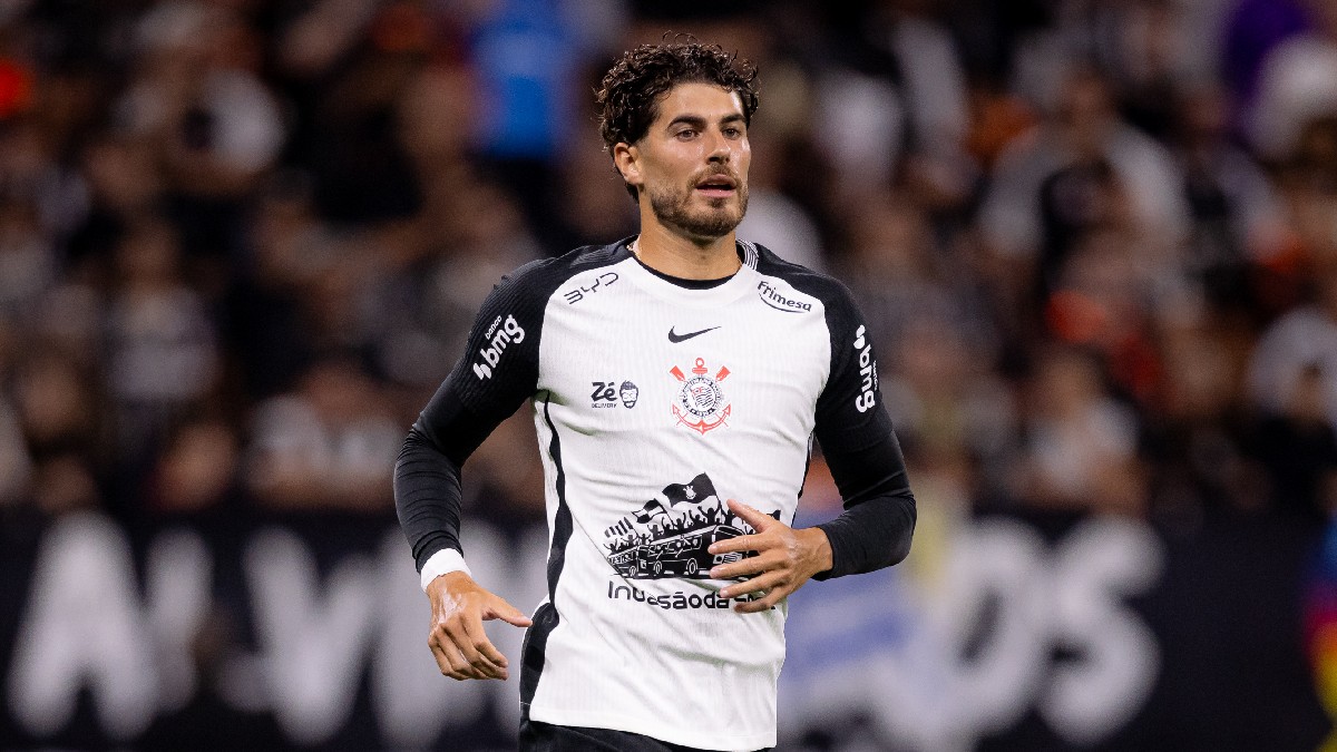 Pedro Raul, atacante na mira do Coritiba, em ação pelo Corinthians