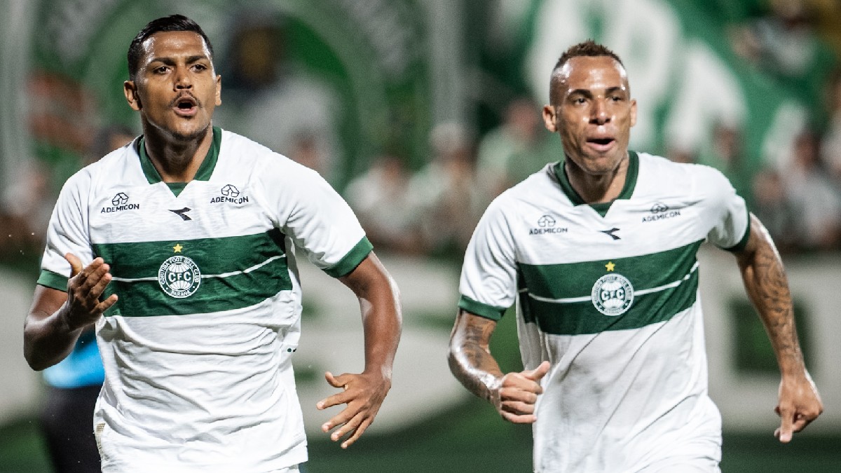 Pedro Rocha e Breno Lopes comemoram gol pelo Coritiba