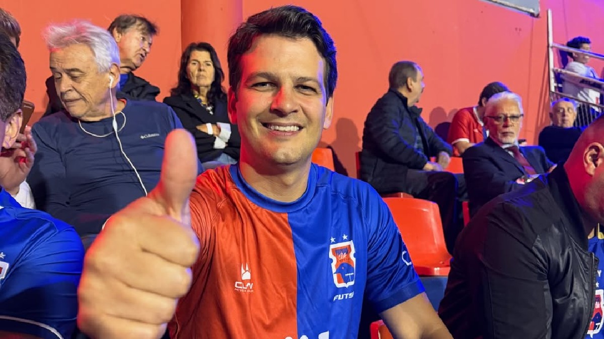 Prefeito Eduardo Pimentel acompanha jogo do Paraná Clube na Vila Capanema