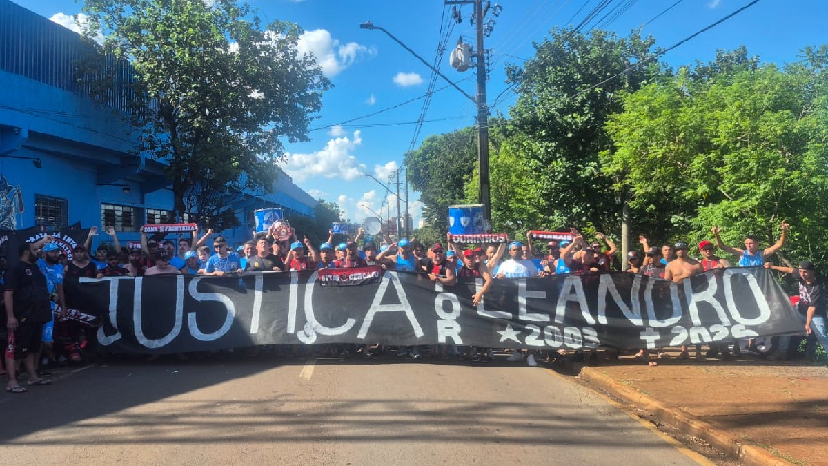 Protesto de torcedores de Londrina e Athletico por morte de torcedor