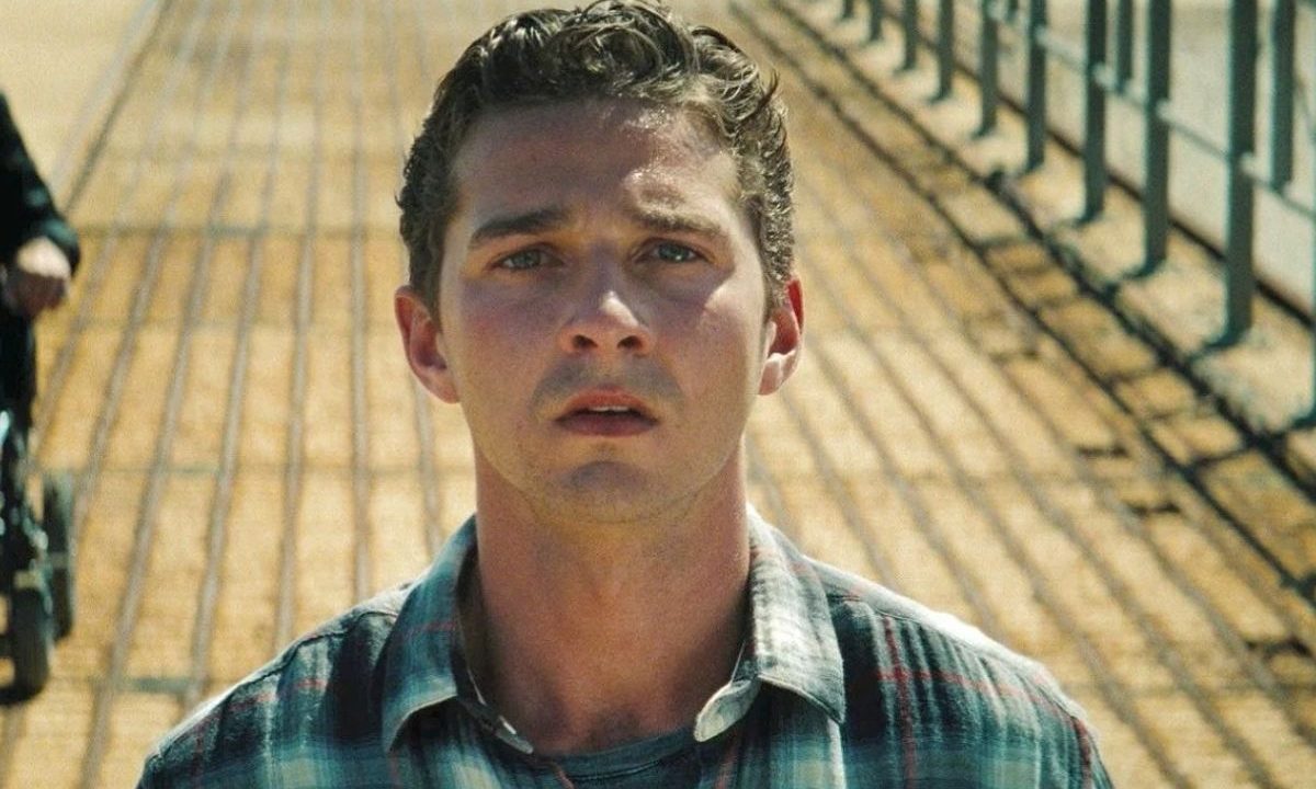 Foto do ator Shia LaBeouf interpretando o personagem Sam Witwicky na franquia de Transformers