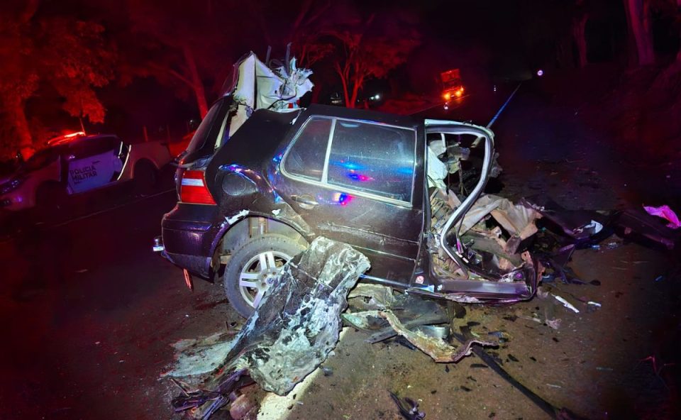 Volskwagen Gol destruído após acidente na PR-182