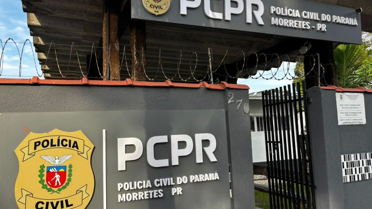 Foto mostra fachada de delegacia da Polícia Civil em Morretes