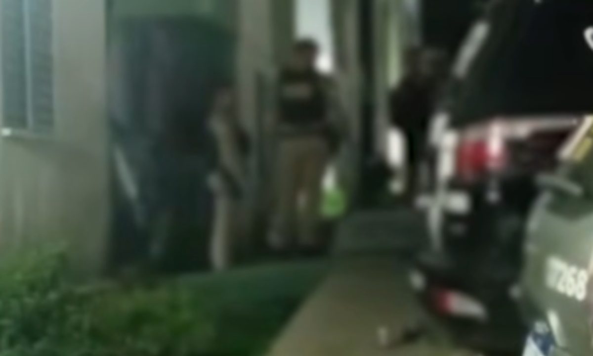 Policiais militares atendem ocorrência em residência no bairro Pinheirinho, em Curitiba, onde advogado morreu após mal súbito.