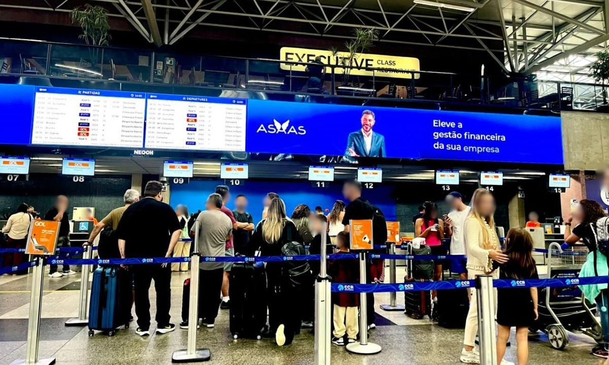 Pessoas esperando atendimento dentro de um aeroporto