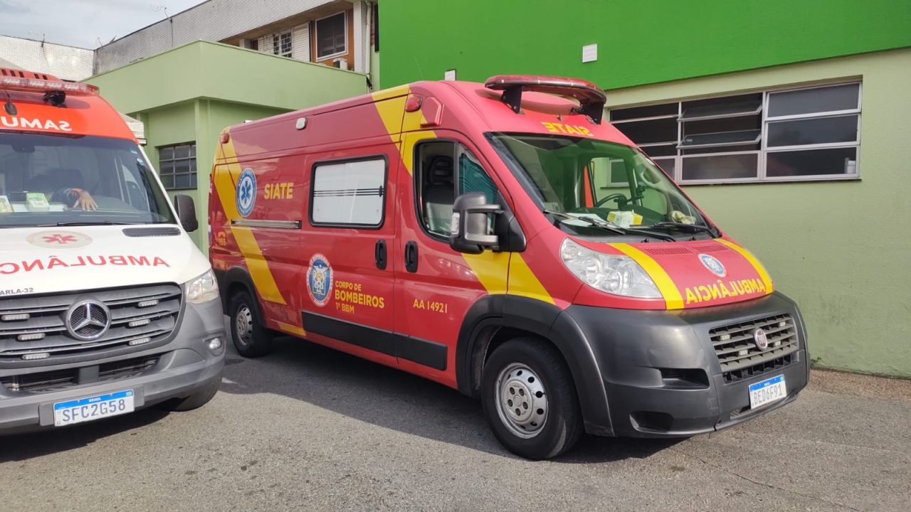 Ambulância do Siate estacionada na área externa do Hospital do Trabalhador, em Curitiba.