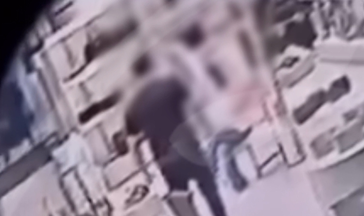 Câmera de segurança registra homem agredindo mulheres muçulmanas em shopping no Paraná.