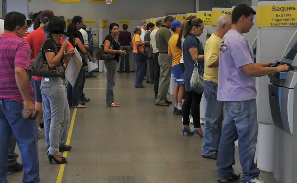 bancos-curitiba-funcionamento