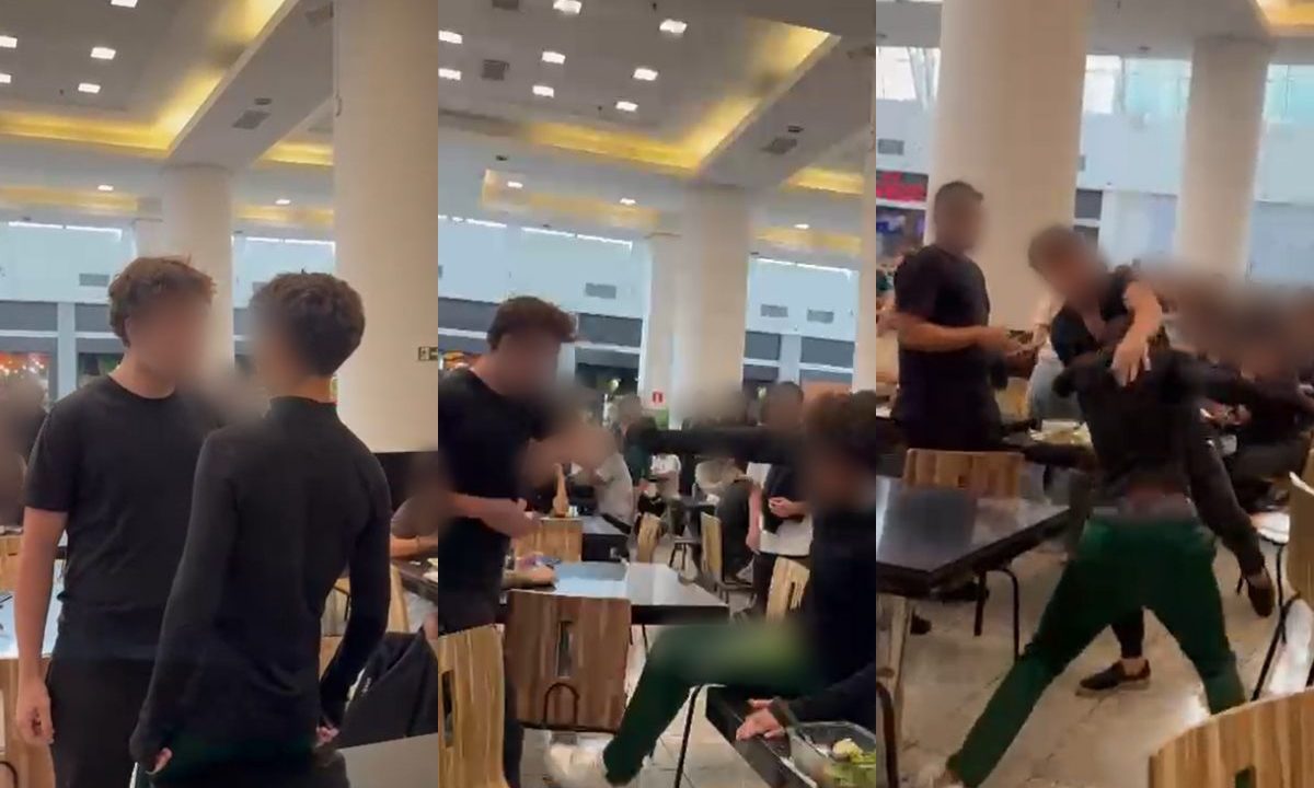 Colagem de três fotos mostra dois adolescentes brigando em praça de alimentação de shopping de Curitiba; a cena é presenciada por várias pessoas