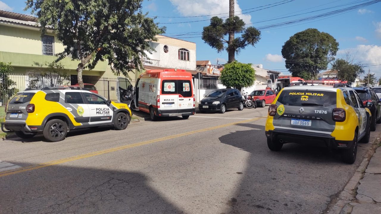 Viaturas da Polícia Militar e ambulâncias do SAMU em frente a bar na Vila Guaíra após briga com feridos a faca