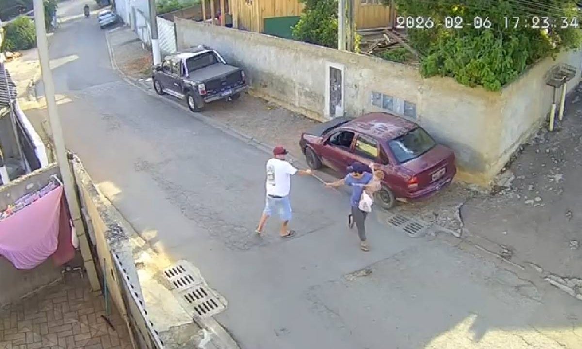 Imagem de câmera de segurança mostra momento em que homem agride rapaz com taco de sinuca na rua