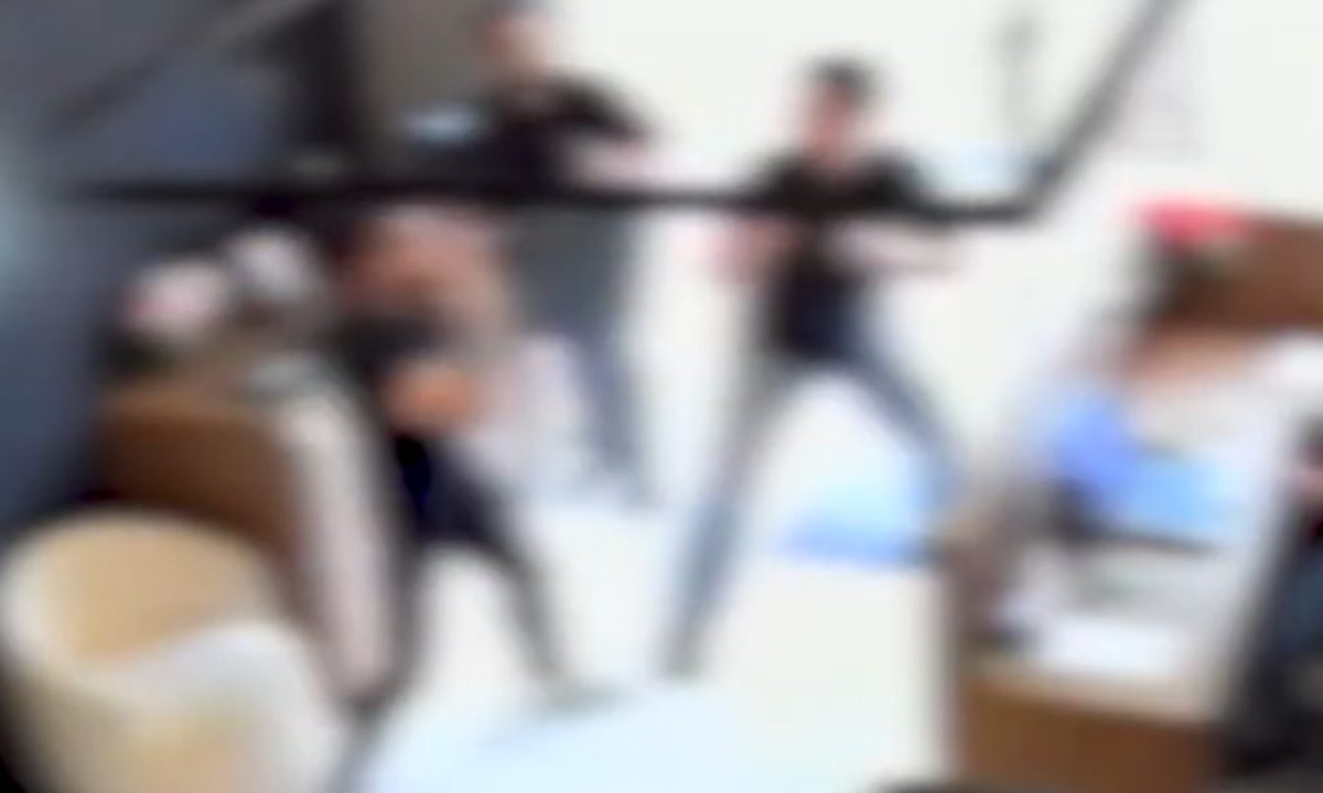 Imagem de câmera de segurança mostra dois homens brigando na calçada em frente a um imóvel comercial em Maringá.
