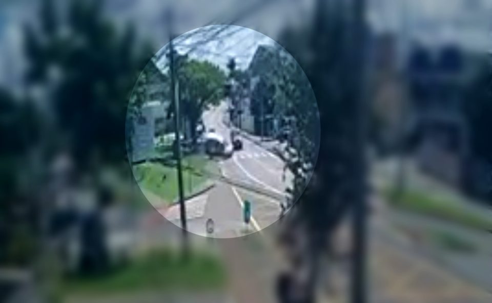 Câmera flagra momento de capotamento de Fiorino na Anita Garibaldi, em Curitiba