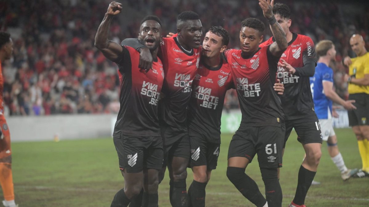 Elenco do Athletico comemora o gol de Viveros, o segundo contra o Foz do Iguaçu. Foto: Ernani Ogata/Código 19