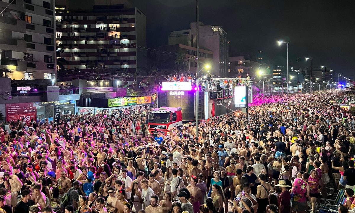 Bloco de Carnaval reúne foliões no Litoral do Paraná em área de grande movimento