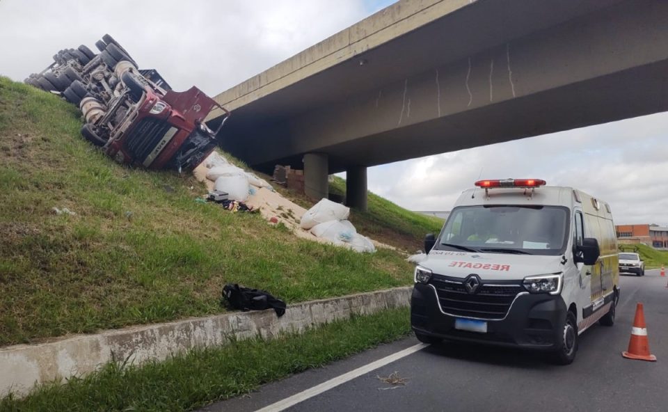 Carreta tombada em canteiro central foi atendido por socorristas