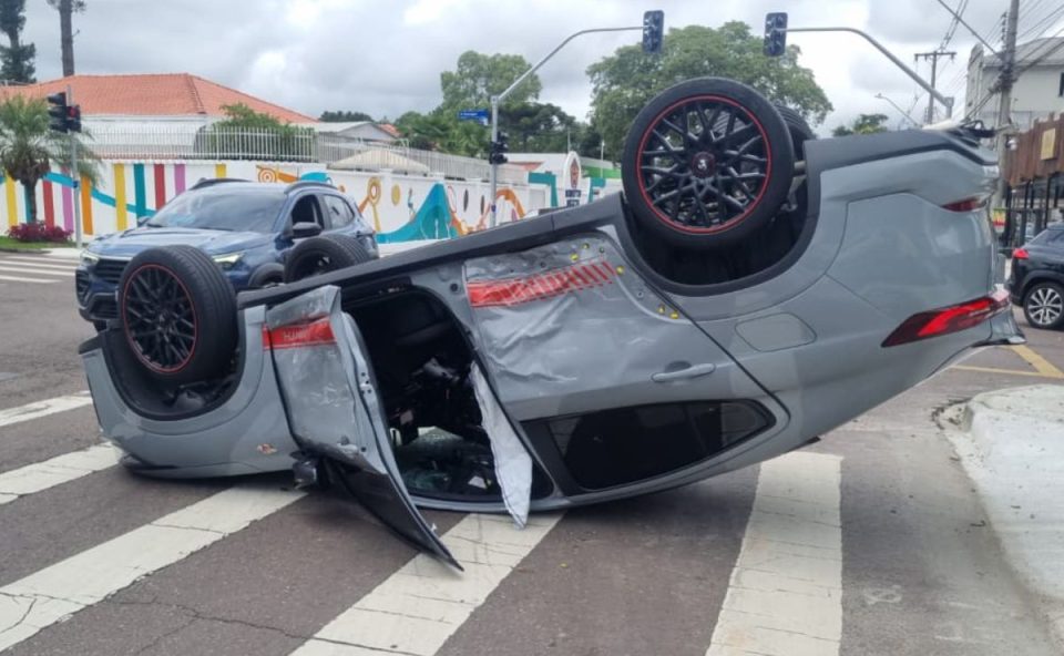 Carro que capotou no Bacacheri