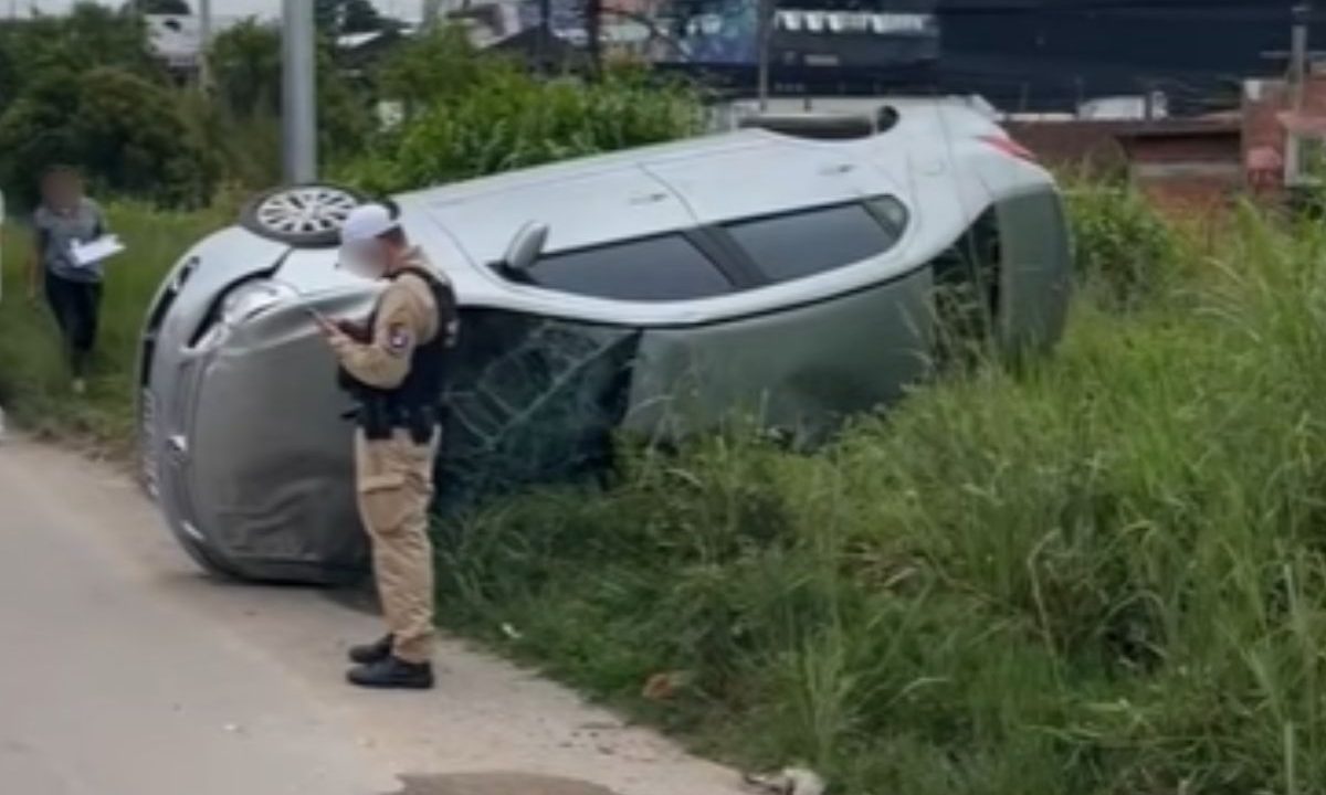 Carro capotado no acostamento da Linha Verde