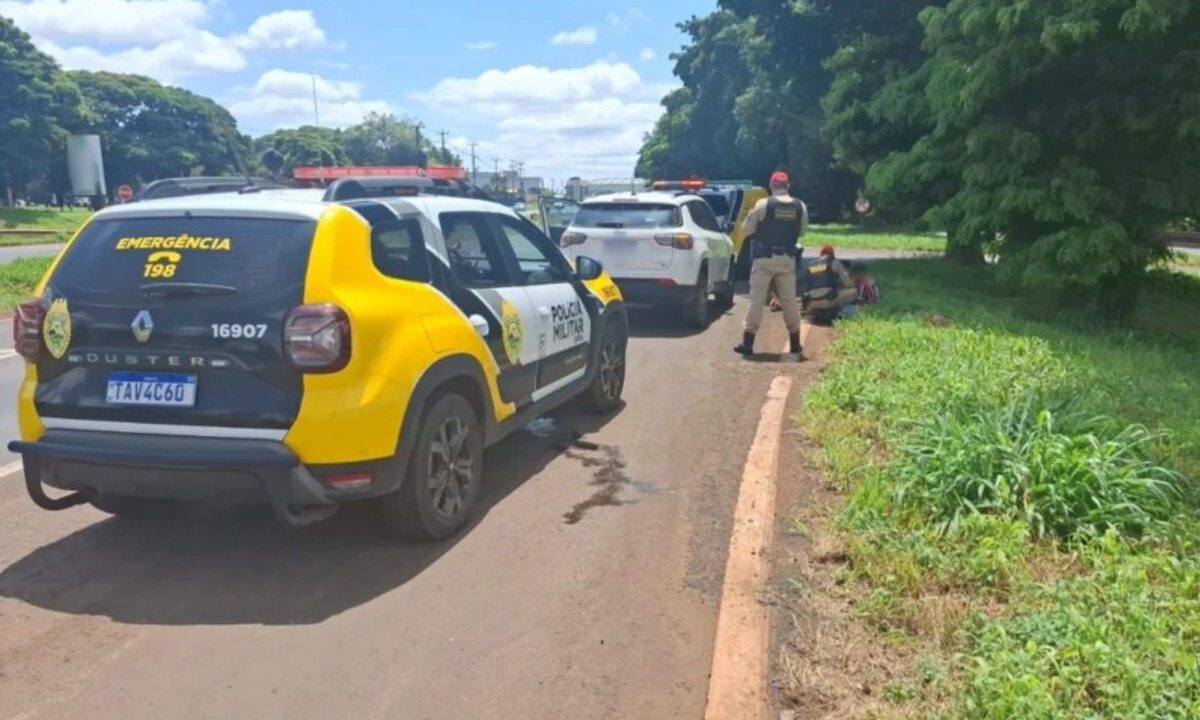 Viatura da Polícia Militar estacionada na rua enquanto policiais militares recuperam carro roubado e realizam as prisões dos suspeitos