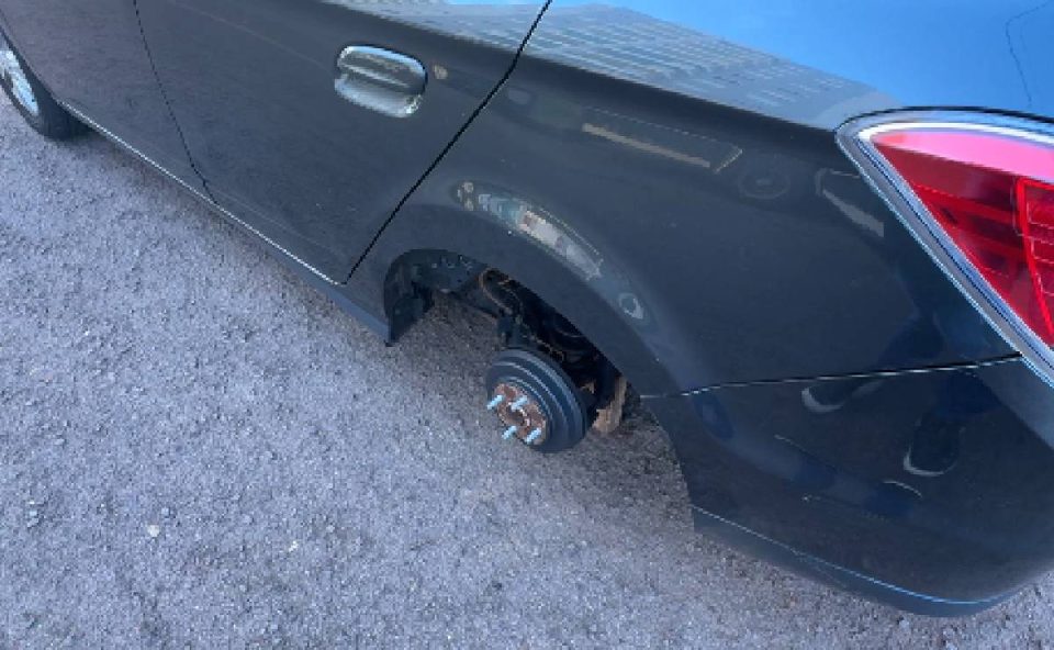 Foto mostra carro sem uma das rodas