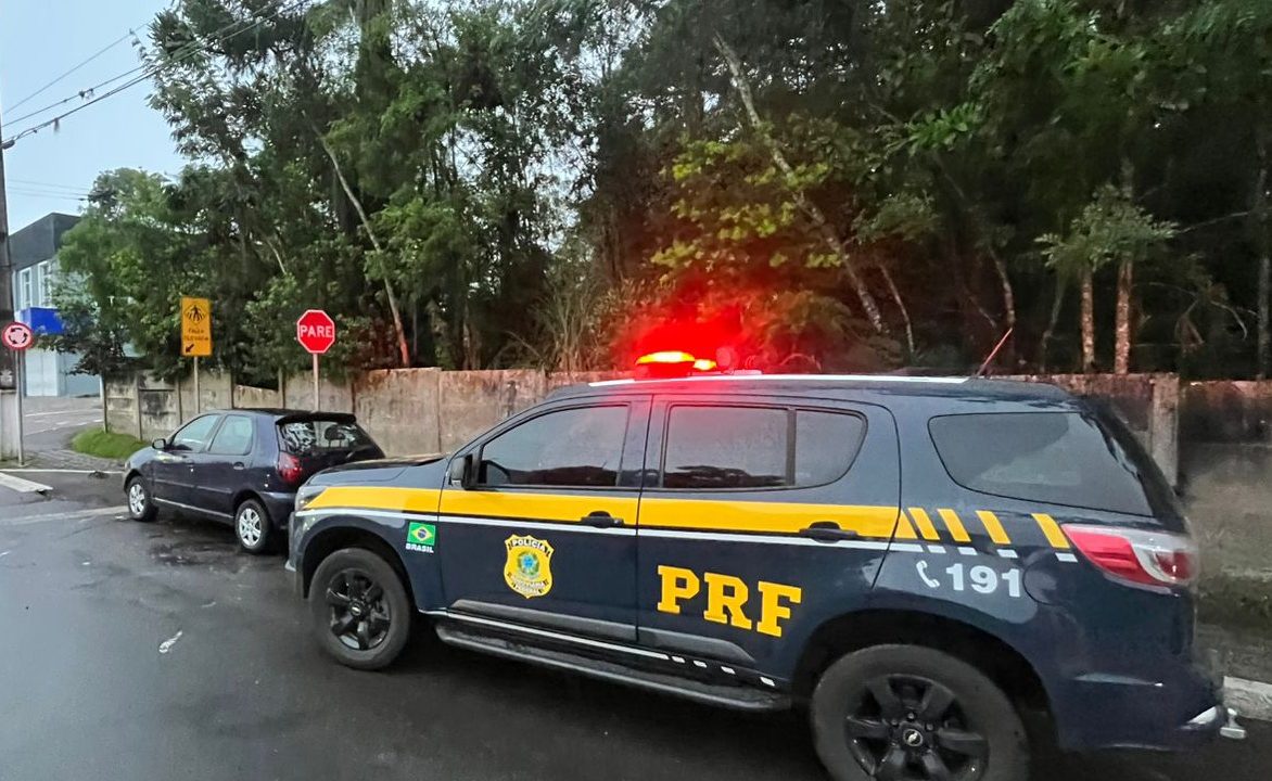 Foto mostra viatura da PRF estacionada próximo ao carro do casal que havia sido furtado