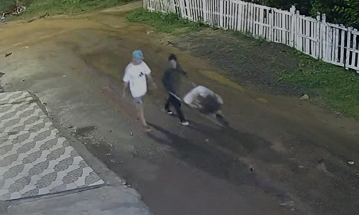 Frame de vídeo mostra casal empurrando carrinho de mão na Vila Barigui, na CIC.