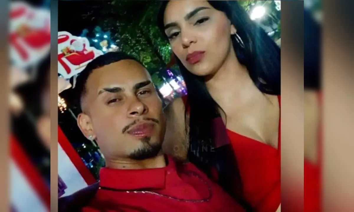 Foto mostra casal usando roupa vermelha e posando para selfie