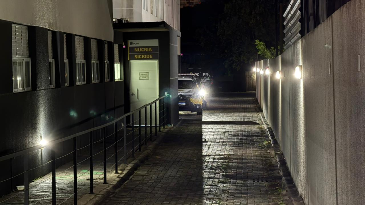 Foto mostra sede do Núcleo de Proteção à Criança e ao Adolescente Vítimas de Crimes (Nucria), da Polícia Civil, durante a noite.