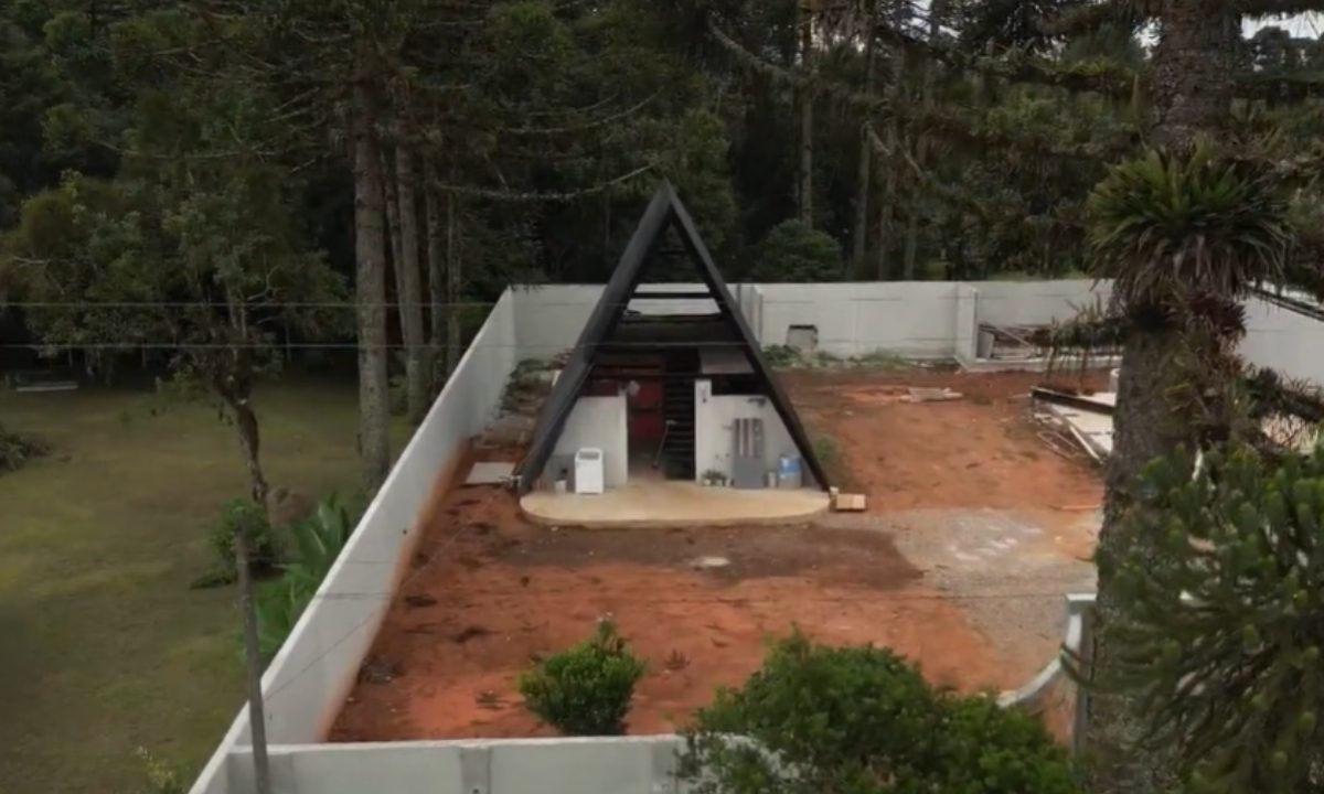 Chalé de luxo em construção, com estrutura de madeira e alvenaria parcialmente concluída, em área de mata em Tijucas do Sul.
