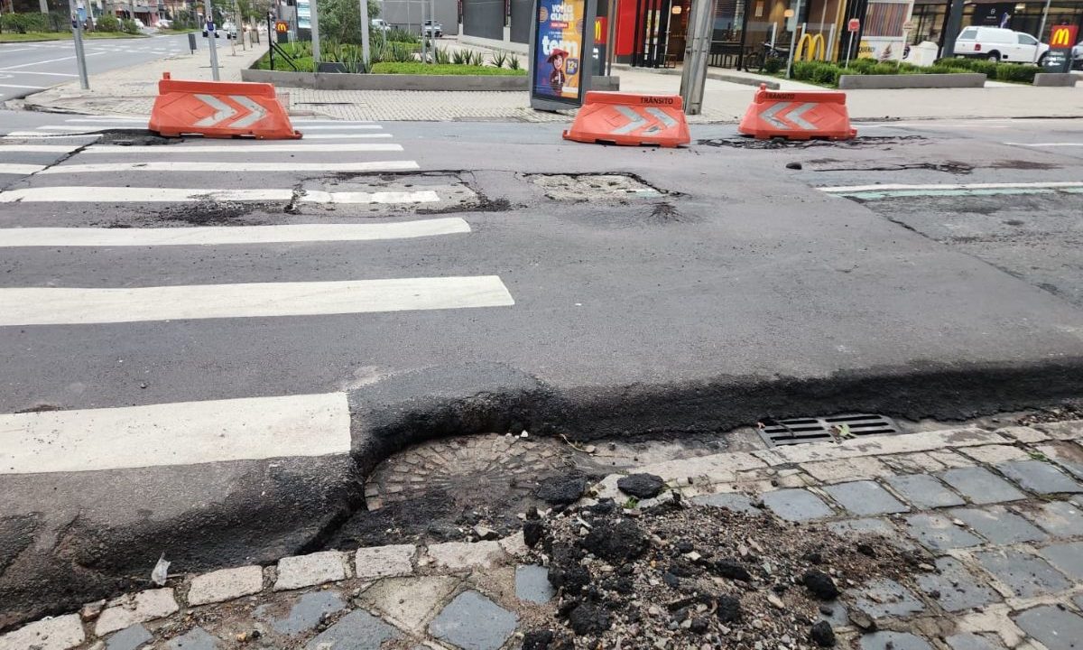 foto dos buracos no asfalto causados pela chuva em curitiba