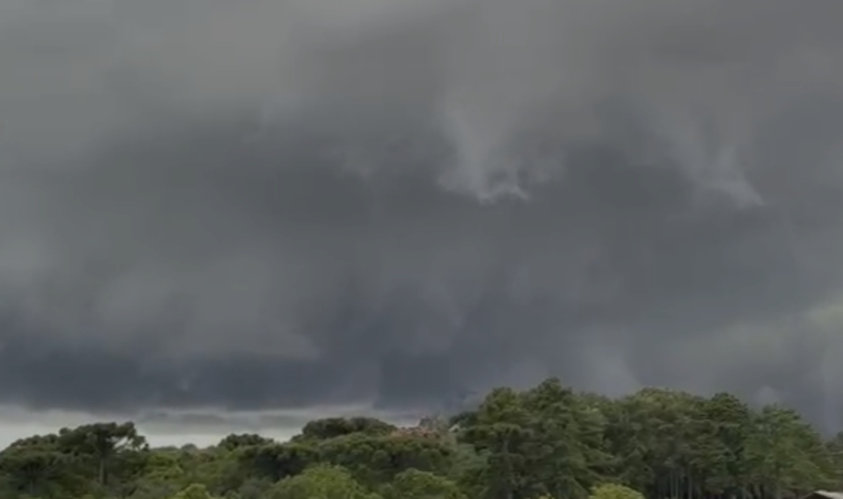 Temporal com chuva intensa atinge bairros de Curitiba na tarde de sexta-feira.