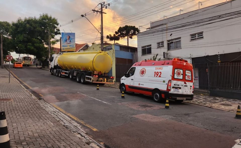 foto do local onde o ciclista foi atingido pelo caminhão. na imagem há uma ambulância do samu e  caminhão-tanque envolvido no acidente 