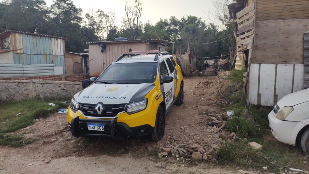 Policiais do 12º Batalhão em diligência na Campina do Siqueira, em Curitiba, onde suspeito armado morreu em confronto.