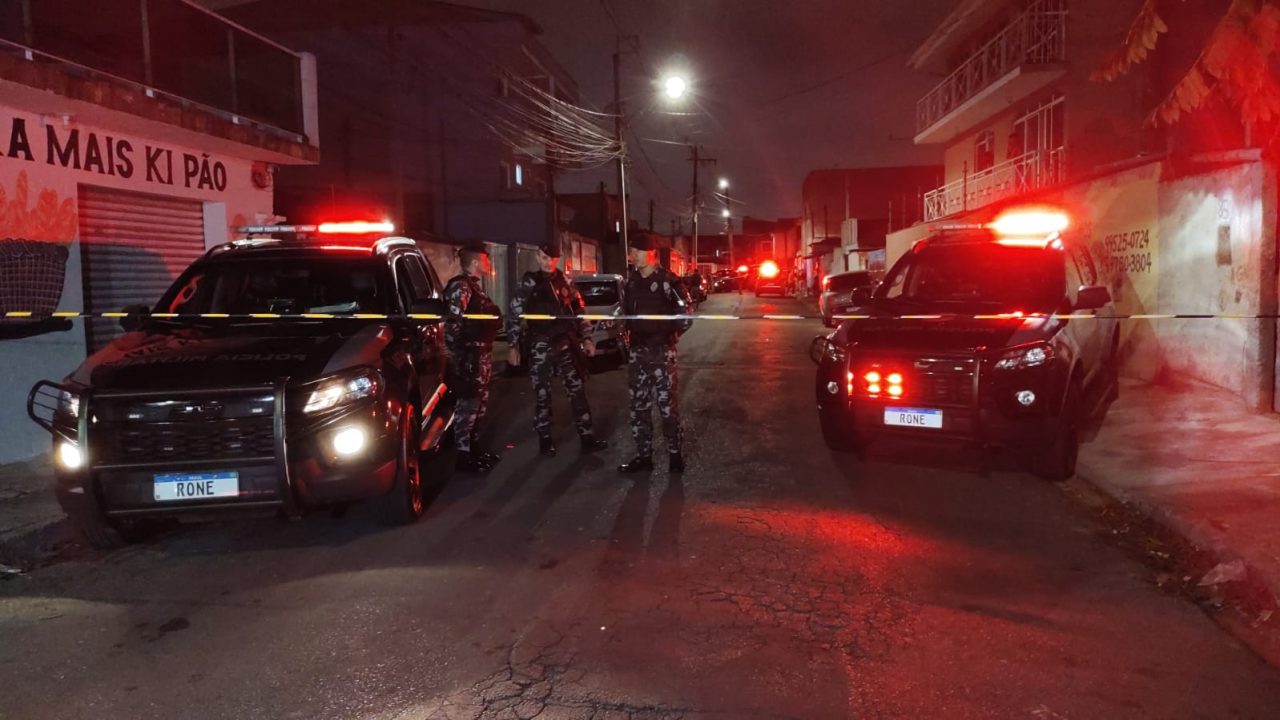 Viaturas da Polícia Militar estacionadas na Rua Claudio Paulo da Cruz Pilato, no bairro Uberaba, após confronto.
